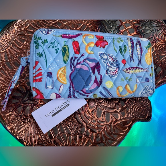 🦞Vera Bradley Quilted Seafood Boil Print continental Wallet - Picture 2 of 7